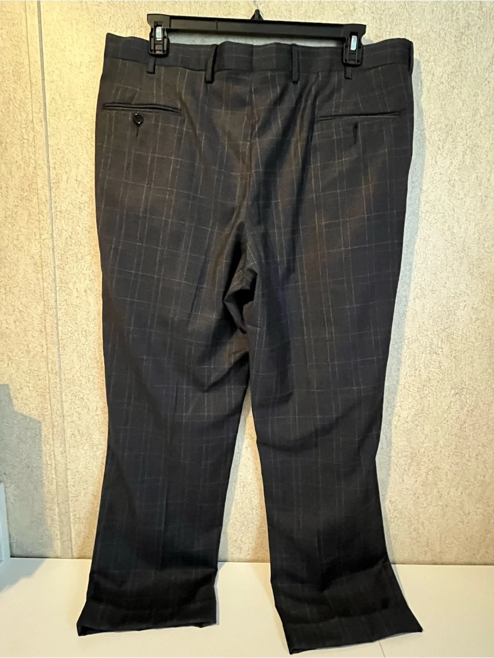 Jos A Banks Suit Signature Gold 100% Wool plaid 46R Jacket 41 W Pleated Slacks